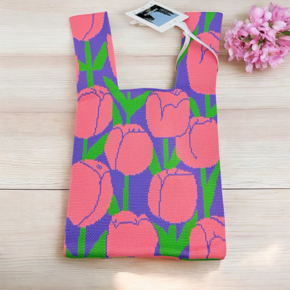 NWT Tulip Flower Stylish Essentials Handheld Bag